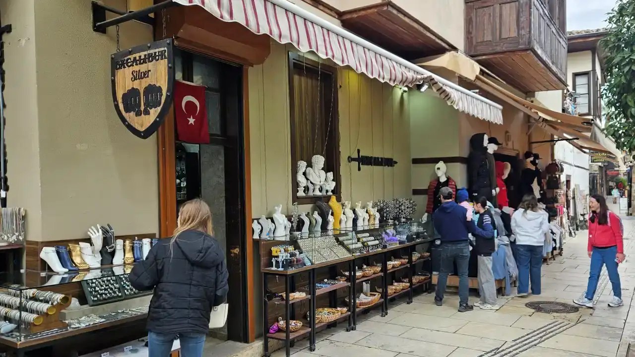 Antalya’nın Tarihi Semtini Koruma Kararı Esnafı Çıkmaza Soktu 2